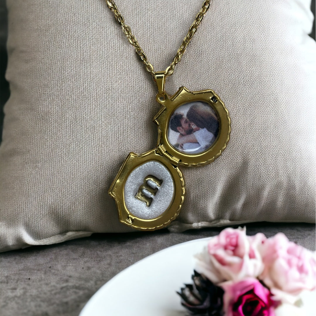 Clara -Relicário dourado com fotografia em forma de concha