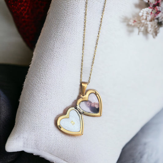 Ariel II - Relicário com fotografia e letras metálicas