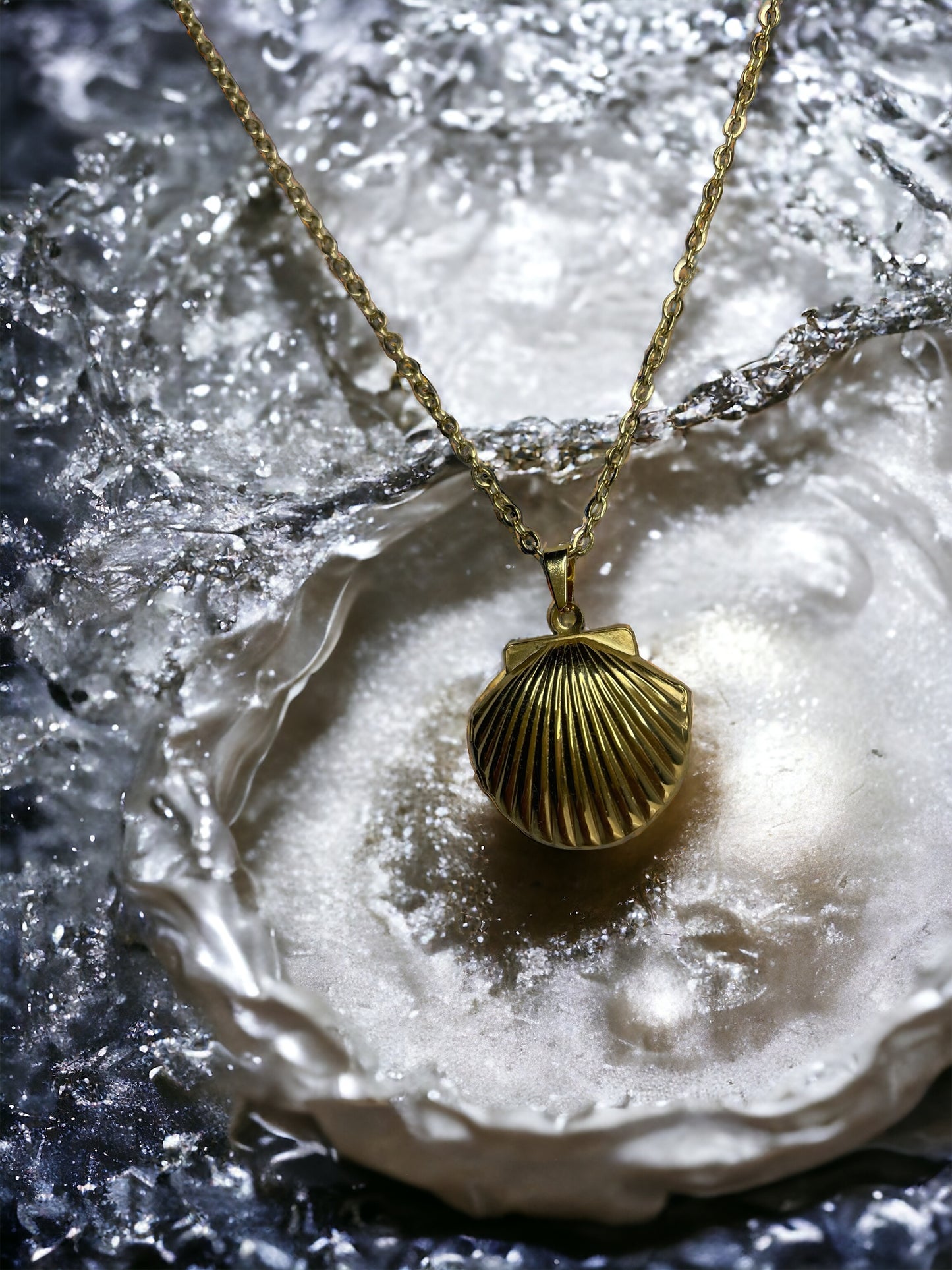 Clara -Relicário dourado com fotografia em forma de concha