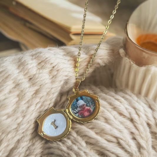 Clara -Relicário dourado com fotografia em forma de concha